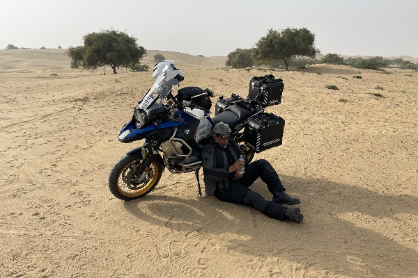 பைக்கில் சாய்ந்தபடி பாலைவனத்தில் ரெஸ்ட் எடுக்கும் தல அஜித்.. இணையத்தில் வைரல் | Ajith In Bike In Wild