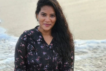 கடற்கரையில் குளிக்கும் போட்டோக்களை வெளியிட்ட திவ்யா துரைசாமி