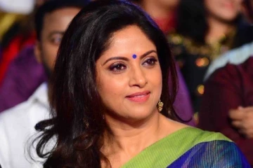 90ஸ்-களில் முன்னணி நடிகையாக வலம் வந்த நடிகை நதியாவா இது..! முதல் படத்தில் எப்படி இருக்கிறார் பாருங்க