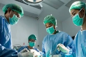 46 வயதான ஆணின் வயிற்றில் கருப்பை ; அதிர்ச்சியடைந்த மருத்துவர்கள்