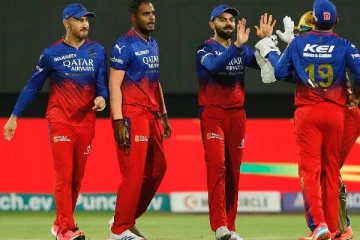 ஆர்சிபி அணிக்கு மீண்டும் கேப்டனாகும் விராட் கோலி.. ரீடெய்னாகும் அந்த மூன்று வீரர்கள் யார்?