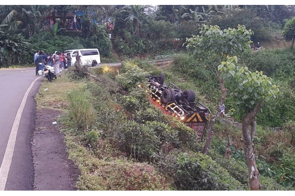 வீதியைவிட்டு விலகி  விபத்தில் சிக்கிய கனரக வாகனம் (Photos) | This Morning S Accident