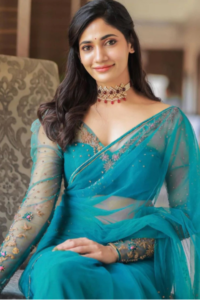 losliya recent saree photos losliya recent saree photos