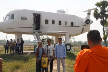 நிறைவேறாத ஆசை; விமான வடிவில் வீடு கட்டிய தொழிலாளி!