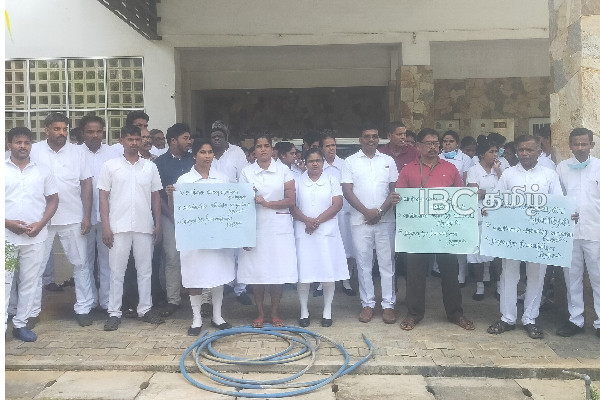 யாழ். போதனா வைத்தியசாலையில் கவனயீர்ப்பு போராட்டம் | Protest At Jaffna Teaching Hospital