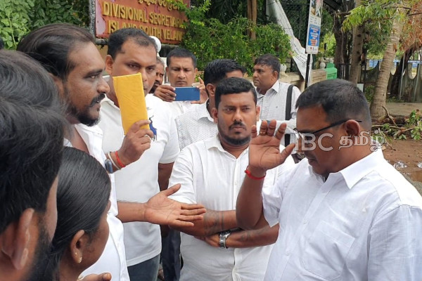 யாழ். வேலணை பிரதேச ஒருங்கிணைப்பு குழு தலைவரை வழிமறித்து போராட்டம் | Protest Blocking Path Of The Velanai Ps Cc Leader