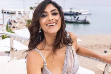 விஜய்யை தொடர்ந்து இந்த பாடகருடன் நெருக்கம்!! வைரலாகும் மிருணாள் தாகூரின் இரவு பார்ட்டி புகைப்படம்..