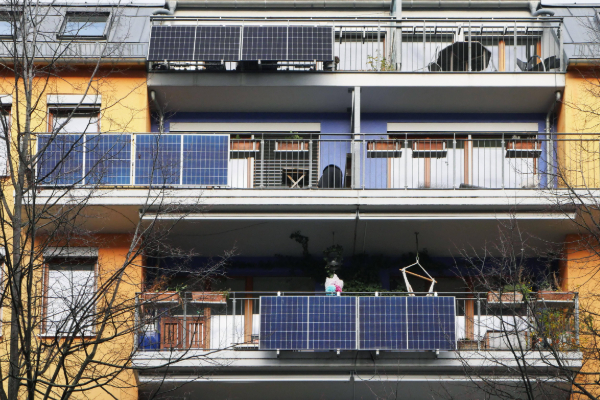 வீடுகளின் பால்கனியிலிருந்து மின்சார உற்பத்தி: அசத்தும் ஜேர்மானியர்கள் | Germany Energy Drives From Balcony Solar Boom