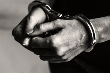 මහමග යන පුද්ගලයන්ගේ දේපළ සහ රන් භාණ්ඩ කොල්ල කාලා..