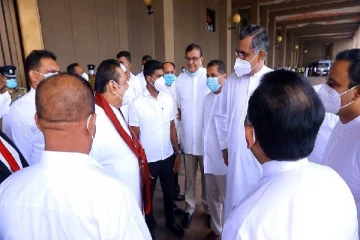 எதிர்ப்பு ஆர்ப்பாட்டத்தில் ஈடுபட்ட எதிரணியினரை சந்தித்த பிரதமர்