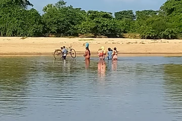 உயிரை கையில் பிடித்து பயணம் செய்யும் சந்தன மடு மக்களின் அவலம் (Video)