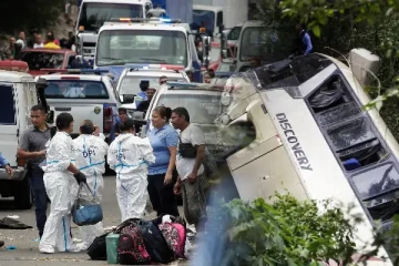 அமெரிக்காவில் பள்ளத்தாக்கில் பேருந்து கவிழ்ந்து விபத்து: 12 பேர் உயிரிழப்பு - பலர் படுகாயம்