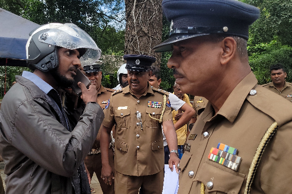 வவுனியாவில் முன்னாள் போராளி பிணையில் விடுதலை: தொடரும் பொலிஸாரின் அராஜகம் (Photos) | Vavuniya Police Arrested Tamil In Vavunya