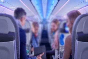 விமானத்தில் அறிமுகமாகிய நபரிடம் மகனை கொடுத்து விட்டு தப்பிச் சென்ற பெண் சிக்கினார்!