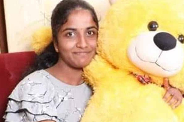 தமிழர் பகுதியொன்றில் கலைப்பிரிவில் மாவட்ட ரீதியில் முதலிடம் பிடித்த மாணவி! | Vavuniya Student Gce Al Exam Results 1St Place