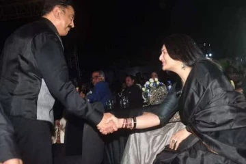 மேடையில் மனைவி சரிகாவுக்கு முத்தம்! கமல் ஹாசனால் மேடையில் இருந்து ஓட்டம்.. வீடியோ..