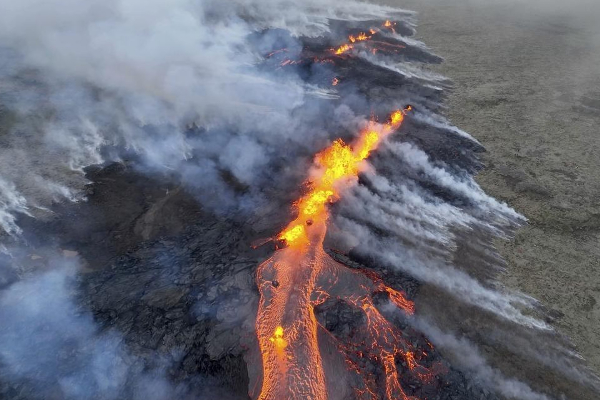 ஐஸ்லாந்தில் 14 மணித்தியாலத்தில் 800 முறை நில அதிர்வு : அவசர நிலை பிரகடனம் | 800 Earthquakes In 14 Hours In Iceland Emergency