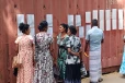 நீர்கொழும்பு சிறைச்சாலை கைதிகளை தேடும் உறவினர்கள்