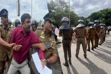 கொழும்பில் பாரிய ஆர்ப்பாட்டம்: திடீரென வீதிக்கு நடுவே வந்த நபரால் அமைதியின்மை(Video)