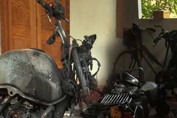 யாழில் வீடொன்றின் மீது பெட்ரோல் குண்டு தாக்குதல்