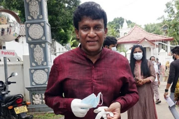 அநுராதபுர சிறைக்குச் சென்ற ஐக்கிய மக்கள் சக்தியினரை தடுத்த சிறை அதிகாரிகள்!  கொதிப்படைந்த மனோ