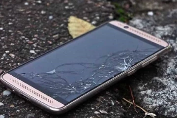 Smartphone திரை உடைந்து விரிசல் ஏற்பட்டால் உடனே என்ன செய்ய வேண்டும்? இப்படி மட்டும் செய்யவே கூடாது