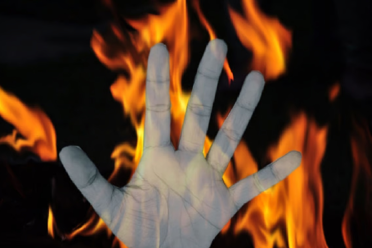 மின்விசிறிக்கு சண்டையால் தாயின் விபரீத முடிவு; தவிக்கும் குழந்தைகள் | Wattala Woman Dies After Setting Herself On Fire மின்விசிறிக்கு சண்டையால் தாயின் விபரீத முடிவு; தவிக்கும் குழந்தைகள் | Wattala Woman Dies After Setting Herself On Fire