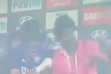 கிட்ட வந்து உரசாதே.. தள்ளிப்போ! மோசமாக நடந்துகொண்ட இந்திய வீரரின் வீடியோ