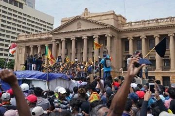 சொல்வதைக் கேட்கும் வரை நாங்கள் நிறுத்த மாட்டோம்: இலங்கையில் வெடித்த போராட்டத்தில் இதுவரை