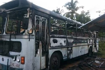 மட்டக்களப்பில் முற்றாக தீக்கிரையான தனியார் பேருந்து