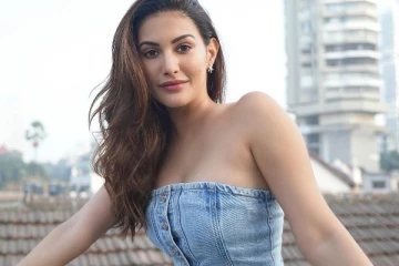 அனேகன் பட நடிகை அமைரா தஸ்தூர் செம ஹாட் போட்டோஷூட்