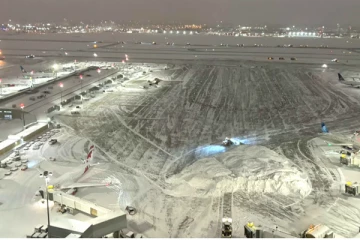 சீரற்ற காலநிலையினால் டொரன்டோ விமான நிலைய பயணிகள் பாதிப்பு