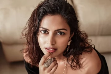 காதலனுக்கு தியேட்டர் கார்னர் சீட்டில் முத்தம் கொடுத்த அமலா பால்.. யார் அந்த நபர் தெரியுமா