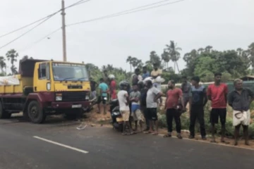 குடும்ப பெண்ணின் வாழ்வை பறித்த கோர விபத்து