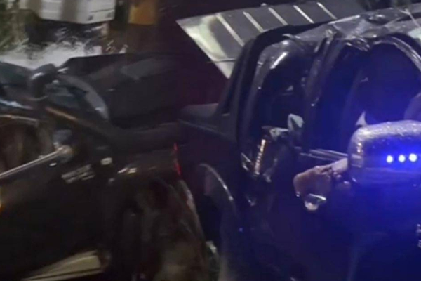 பாலத்திலிருந்து கீழே பாய்ந்து தலைகீழாகக் கவிழ்ந்த கெப் ரக வாகனம் ; ஏற்பட்ட பாரிய சேதம் | The Vehicle Jumped Down From The Bridge