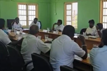 யாழில் கூட்டத்தில் இருந்து வலுக்கட்டாயமாக ஊடகவியலாளரை வெளியேற்றிய நகர பிதா!