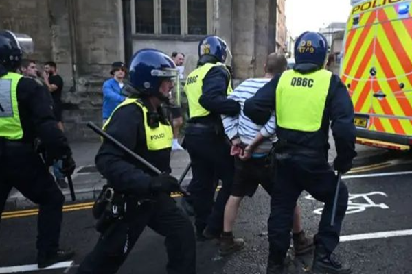 மூன்று சிறுமிகள் கொலை : பிரித்தானியாவில் தொடரும் போராட்டம் | United Kingdom Protest 100 Arrested