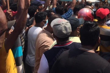 ප්රභල මන්ත්රීවරයෙකුගේ සුපිරි රිය ජනතාව වටලයි..! බිත්තර ප්රහාර හූ හඬ මැද්දේ පලා යයි..වීඩියෝ සහිතයි..(VIDEO)
