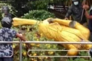 පීඩිත ජනමනස සැනසූ, මහ පොළොව සිපගත් ඩී. ඒ. රාජපක්ෂ පිළිරුව.. (PHOTOS)