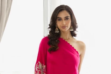 மீனாட்சி சவுத்ரியின் ஹாட் ஸ்டில்கள்