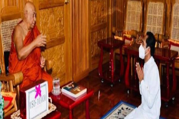 இலங்கை மக்களுக்காக 10,000 அமெரிக்க டொலர் வழங்கிய மத குரு | Priest Gave 10 000 Us Dollars Sri Lanka