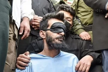 பொலிஸ் அதிகாரியை கொலை செய்தால் இதுதான் கெதி! பொது இடத்தில் தூக்கில் தொங்கவிட்ட நாடு