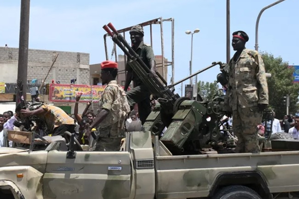 சூடானில் வெடிக்கும் மோதல்; 270 பேர் பலி - 3000 இந்தியர்கள் தவிப்பு! | Sudan Intensifies Death Toll Rises To 270 சூடானில் வெடிக்கும் மோதல்; 270 பேர் பலி - 3000 இந்தியர்கள் தவிப்பு! | Sudan Intensifies Death Toll Rises To 270