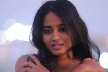 கிளாமருக்கு லிமிட்டே இல்லை.. சேலையில் கவர்ச்சி காட்டும் பிரிகிடா..