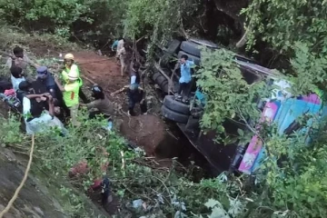 கொண்டைஊசி வளைவில் தடுமாற்றம்.. 50 அடி பள்ளத்தில் கவிழ்ந்த சுற்றுலா பேருந்து - 9 பேர் பலி!