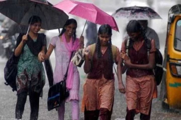 வெளுத்து வாங்கும் மழை; இந்த மாவட்டங்களிலெல்லாம் பள்ளிகள் செயல்படுமா? ஆட்சியர் அறிவிப்பு!