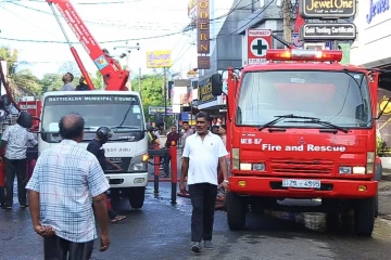 மட்டக்களப்பு நகர மத்தியிலுள்ள வர்த்தக நிலையங்களில் தீ விபத்து
