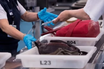 சட்டையை விலக்கி தழும்பைக் காட்டும் நிலைக்கு ஆளாக்கப்பட்ட பெண்: விமான நிலைய பாதுகாவலர்களின் மோசமான நடக்கை