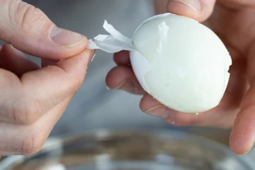 வேக வைத்த முட்டையை ஃப்ரிட்ஜ்ஜில் வைக்கலாமா? வைத்தால் என்ன நடக்கும் தெரியுமா?