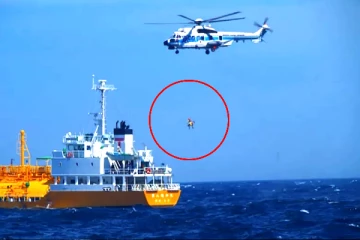 80 கி.மீ. கடலுக்குள் அடித்துச்செல்லப்பட்ட பெண்., இரண்டாவது நாளில் உயிருடன் மீட்பு